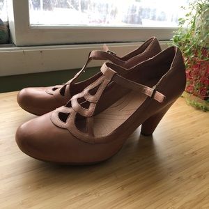 Indigo by Clark’s leather heels size 9